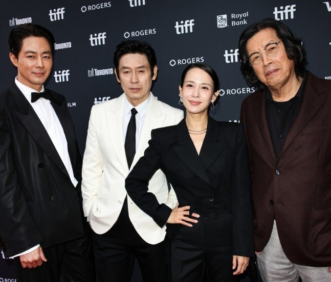 Lee Chang-dong’s Winning Streak Continues! Possible Love Scores a Historic TIFF Award Handed Over by Sol Kyung-gu